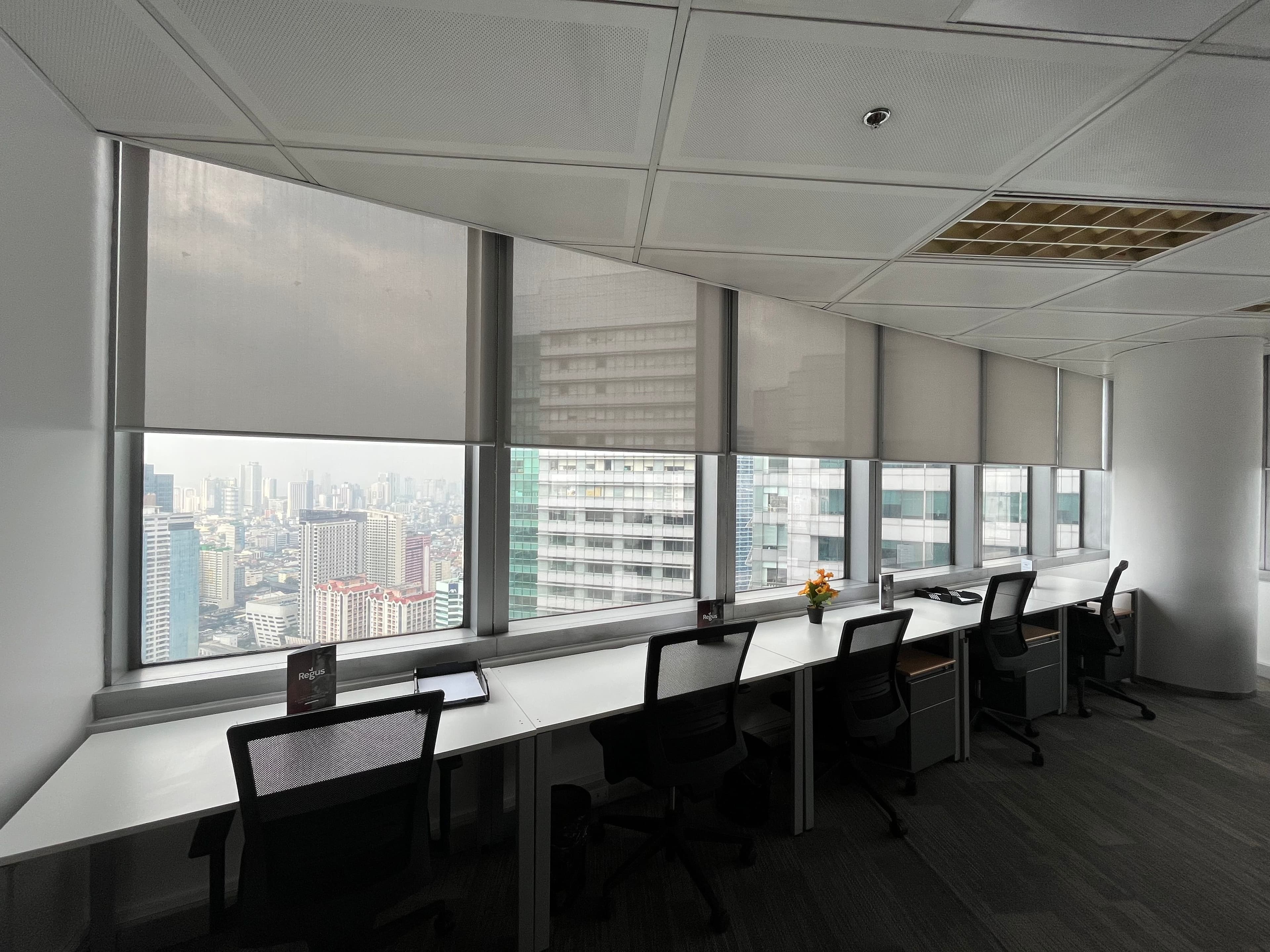 Persianas de escritório com vista para a cidade